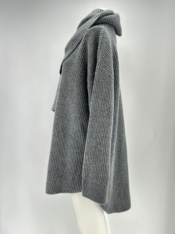 Pull côtelé gris avec écharpe