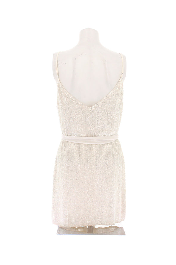 Robe blanche à sequins argentés