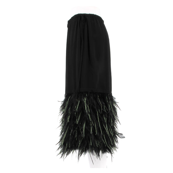 Jupe noire à plumes