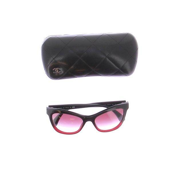Lunettes de soleil noires et rouges