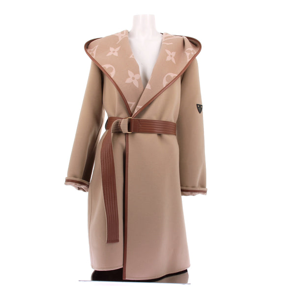 Manteau en laine beige à monogrammes