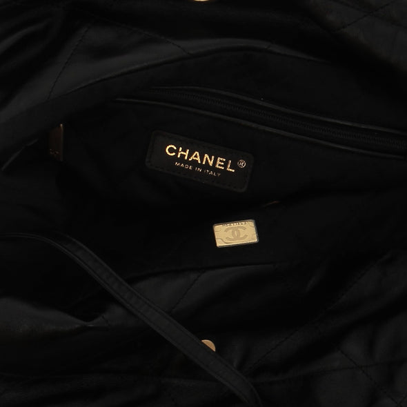 Sac à main "Chanel 22" en cuir noir