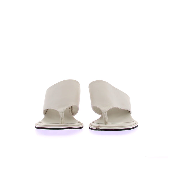 Mules blanches à petits talons en cuir