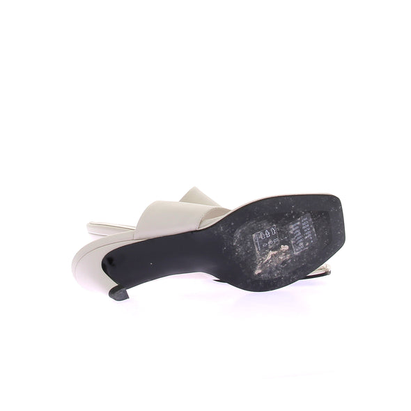 Mules blanches à petits talons en cuir