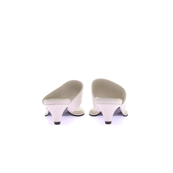 Mules blanches à petits talons en cuir