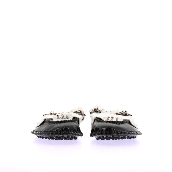 Mules "Medusa Strap" noires et blanches