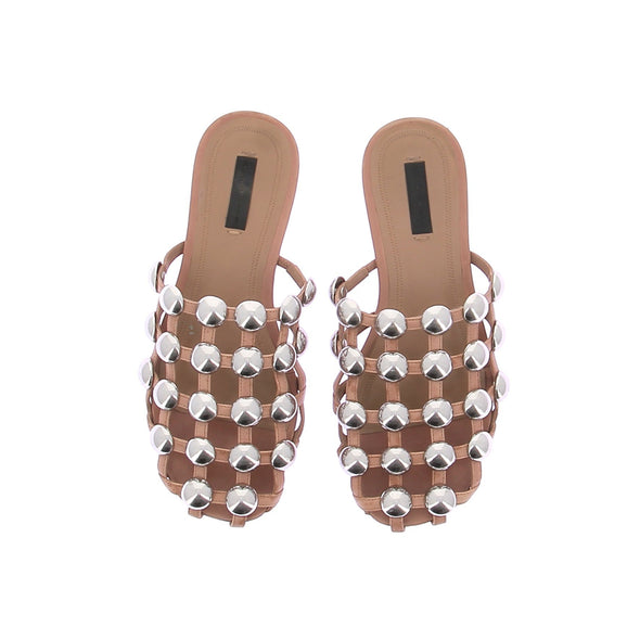 Mules en cuir camel et clous argentés