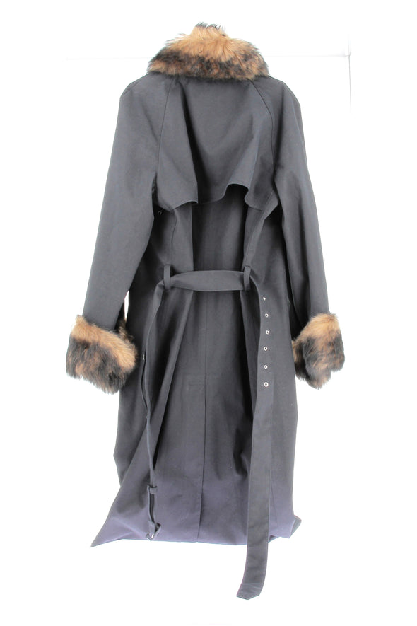 Manteau noir avec fourrure