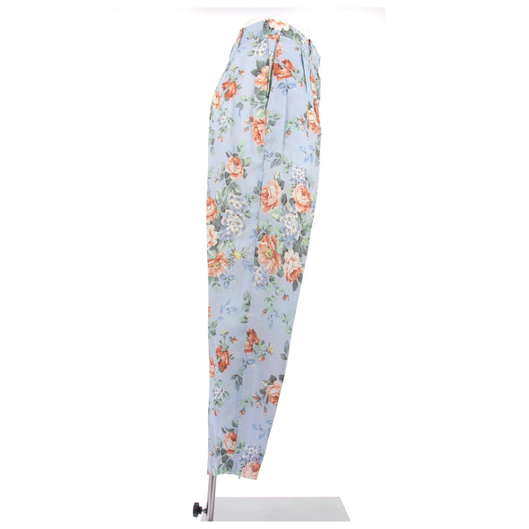 Pantalon bleu fluide à motif fleuri