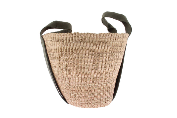 Panier en raphia avec anses kakies