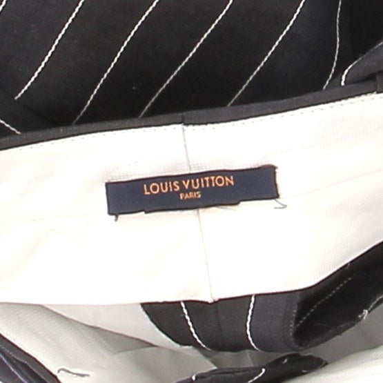 Pantalon gris à rayures blanches