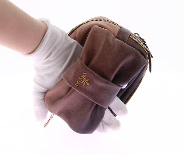 Pochette en cuir marron avec nœud Fiocco Bow