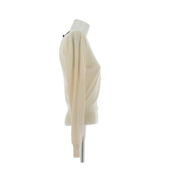 Pull blanc et sangle noire en cuir