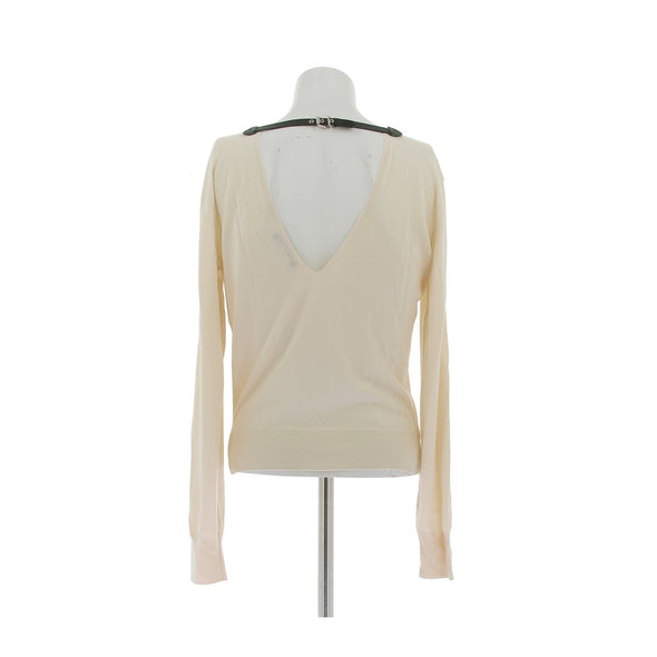 Pull blanc et sangle noire en cuir