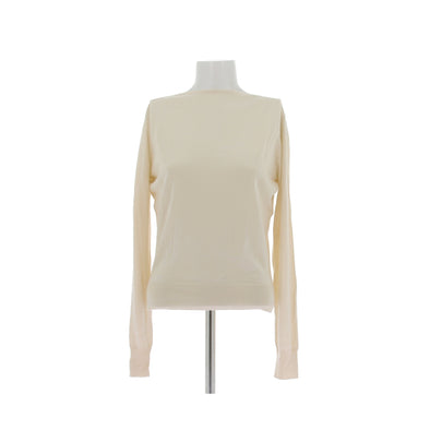 Pull blanc et sangle noire en cuir