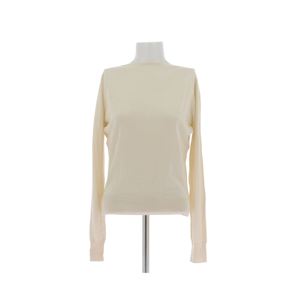 Pull blanc et sangle noire en cuir