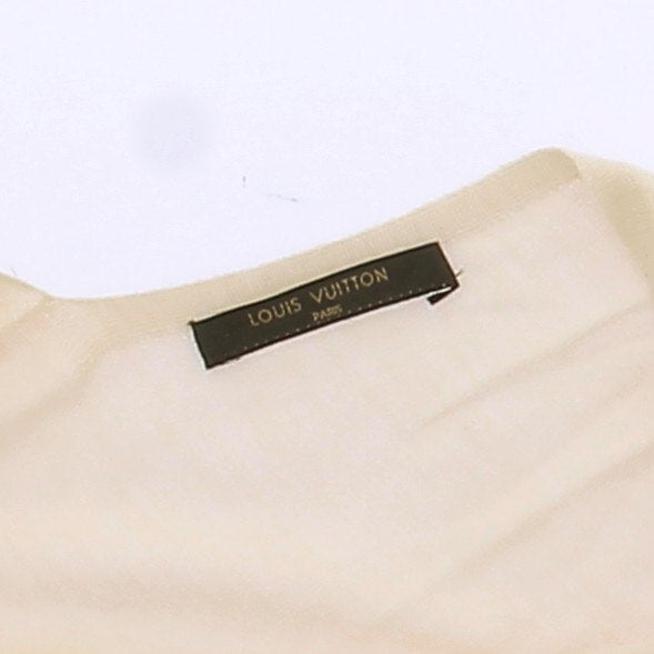 Pull blanc et sangle noire en cuir
