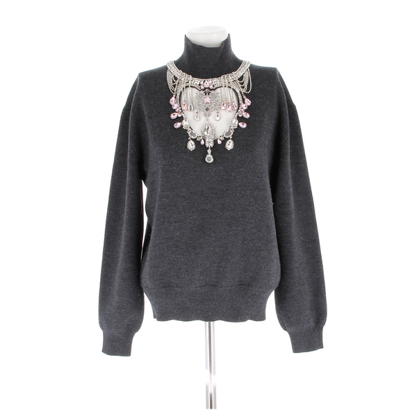 Pull gris en laine orné de bijoux