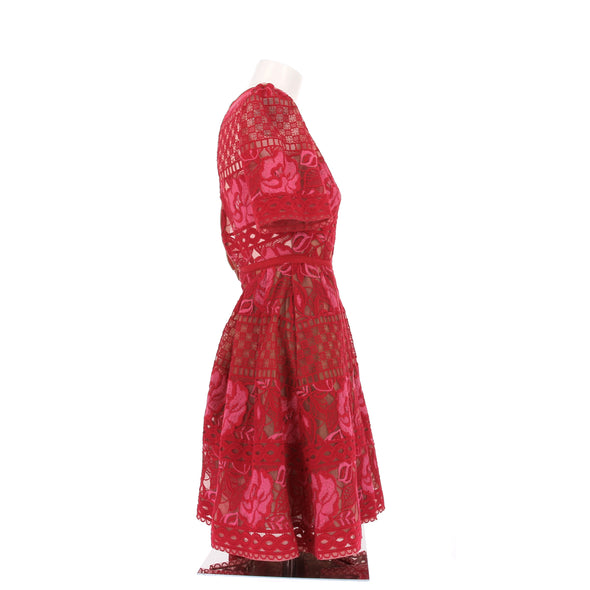 Robe rouge brodée