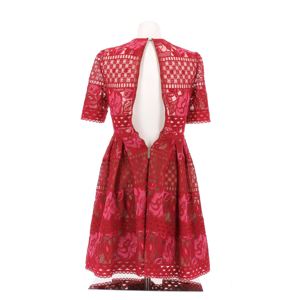 Robe rouge brodée