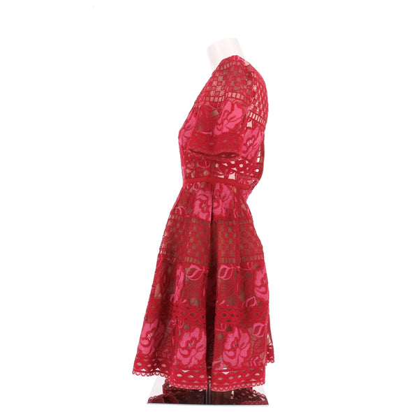 Robe rouge brodée