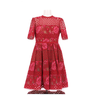 Robe rouge brodée