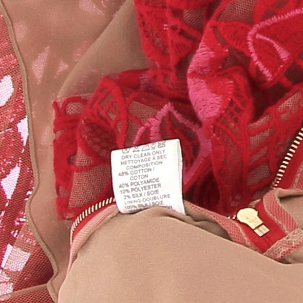 Robe rouge brodée