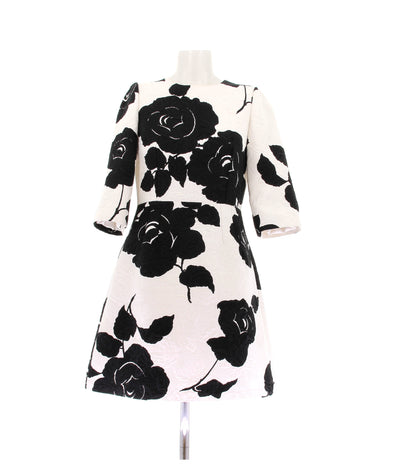 Robe de cocktail noire et blanche