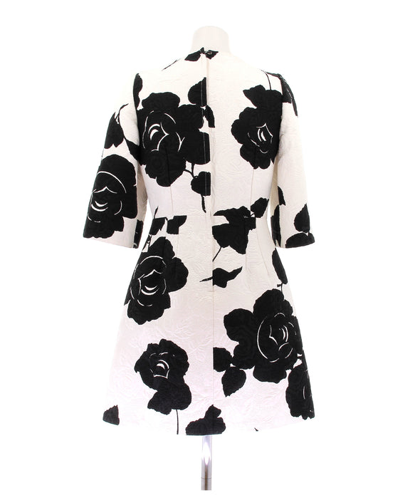 Robe de cocktail noire et blanche