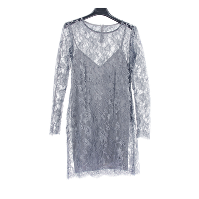 Robe en dentelle argentée