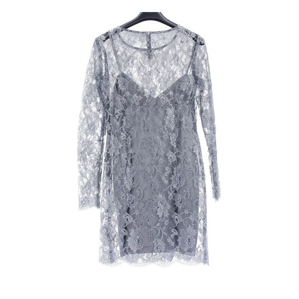 Robe en dentelle argentée
