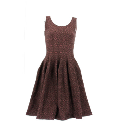 Robe marron et noire