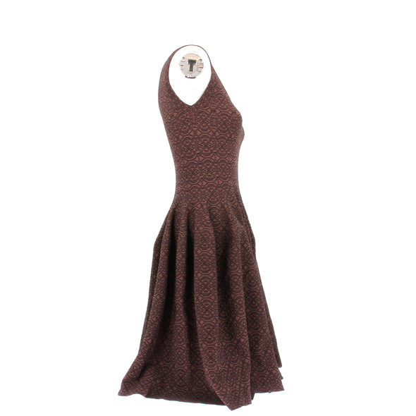 Robe marron et noire