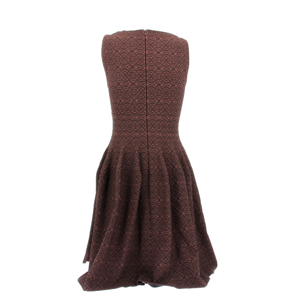 Robe marron et noire