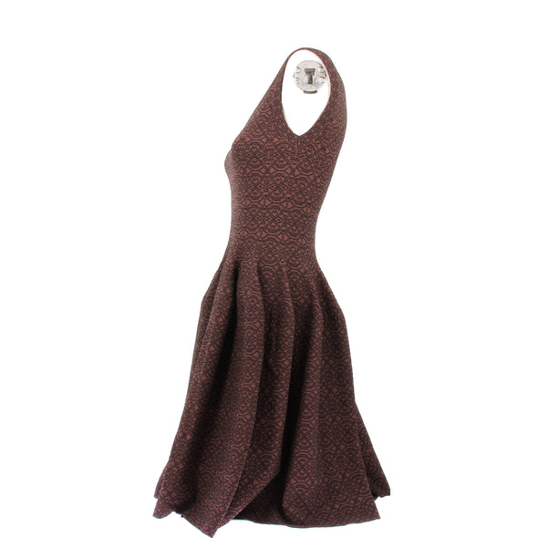 Robe marron et noire