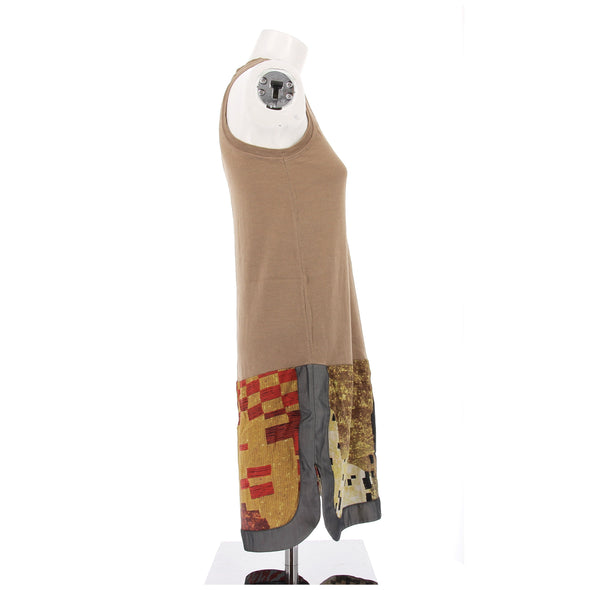 Robe en maille beige et motifs colorés