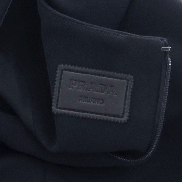 Robe noire à poches zippées