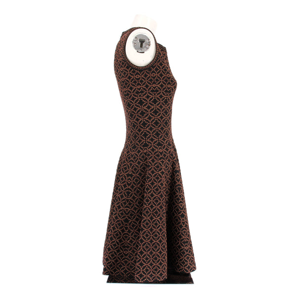 Robe marron et noire