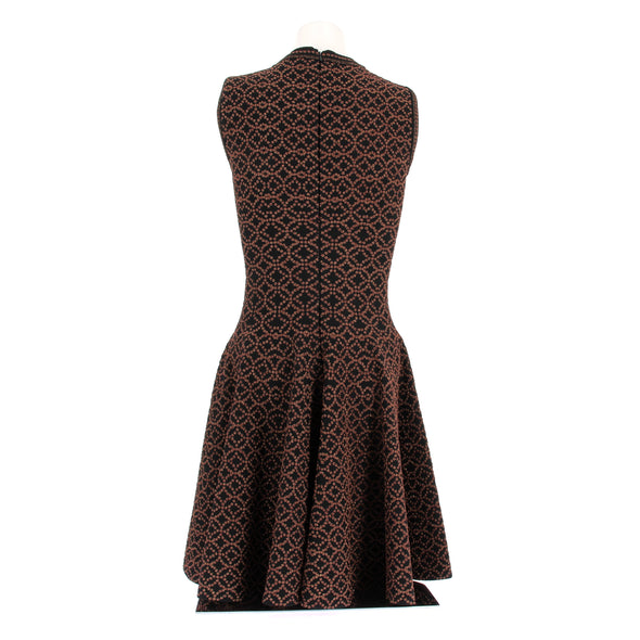 Robe marron et noire
