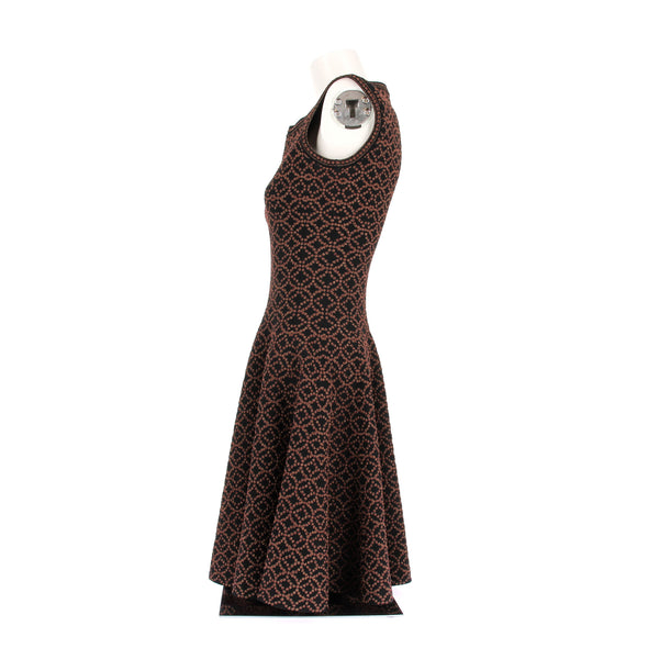 Robe marron et noire