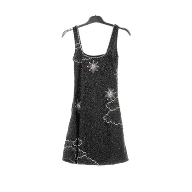 Robe noire à perles