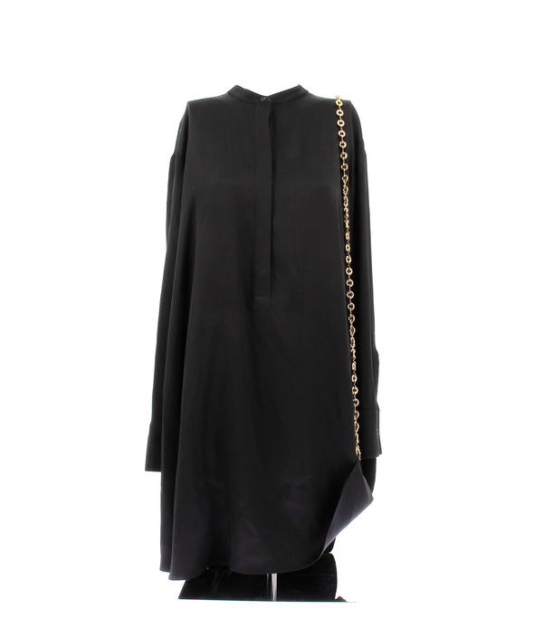 Robe satinée noire avec chaine dorée