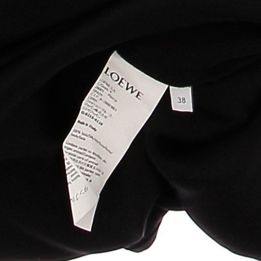 Robe satinée noire avec chaine dorée