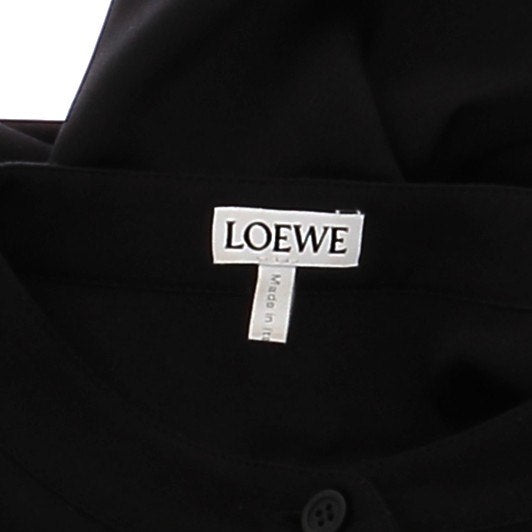 Robe satinée noire avec chaine dorée
