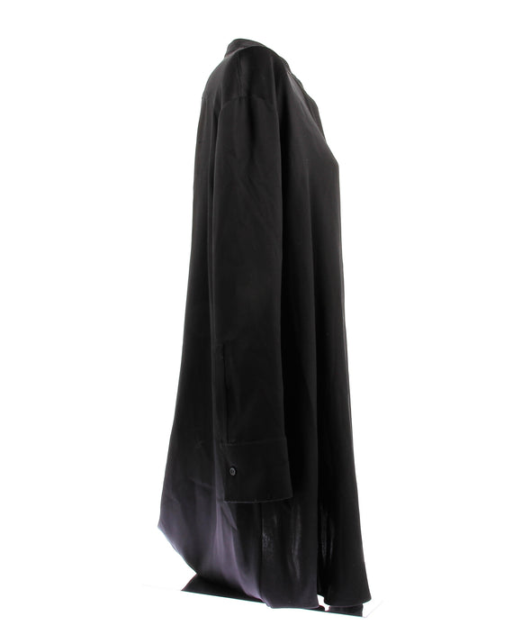Robe satinée noire avec chaine dorée