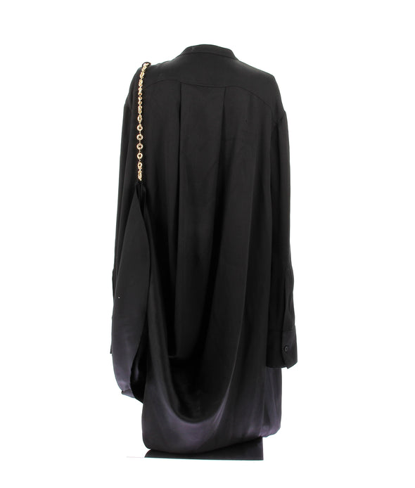 Robe satinée noire avec chaine dorée