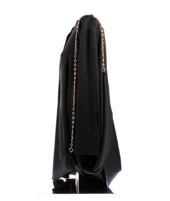 Robe satinée noire avec chaine dorée