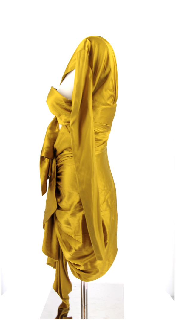 Robe jaune à découpes en soie