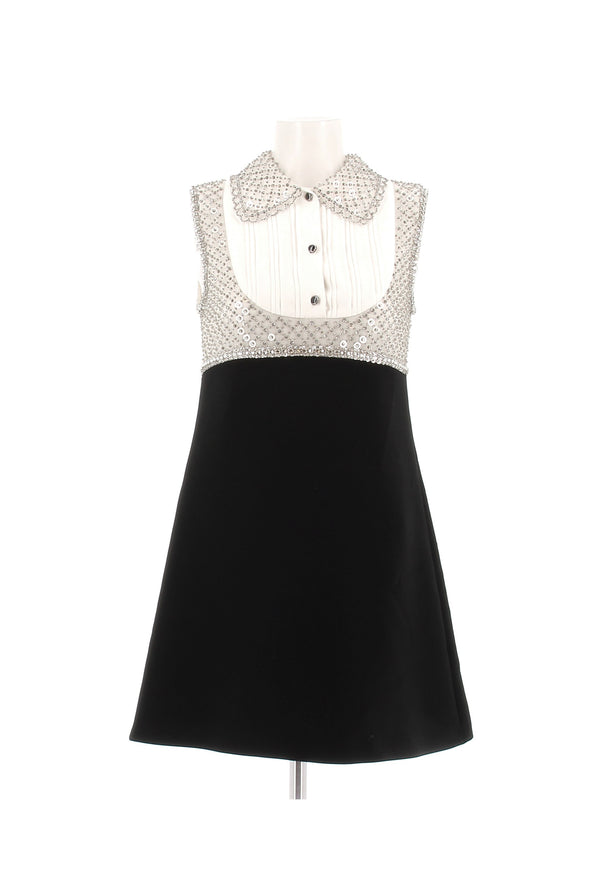 Robe noire à perles argentées