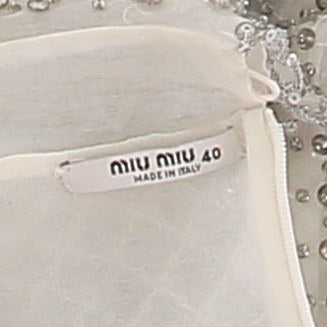 Robe noire à perles argentées